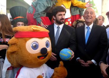 Presidente da República, Marcelo Rebelo de Sousa, o Ministro da Educação, Tiago Brandão Rodrigues e a mascote do Andebol, Manitas na Futurália 2017