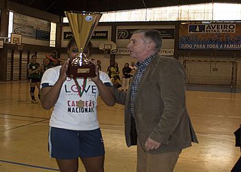 Presidente Ulisses Pereira entrega a Taça de Campeão Nacional a Claudia Correia, capitã do Alavarium/ Love Tiles
