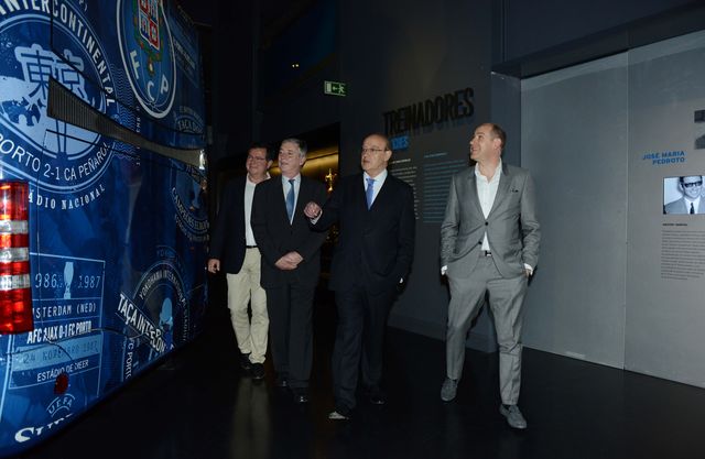 FC Porto Vitalis recebe troféu de hexacampeão nacional