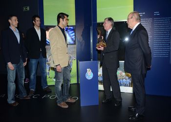 Ulisses Pereira entrega troféu a Ricardo Moreira