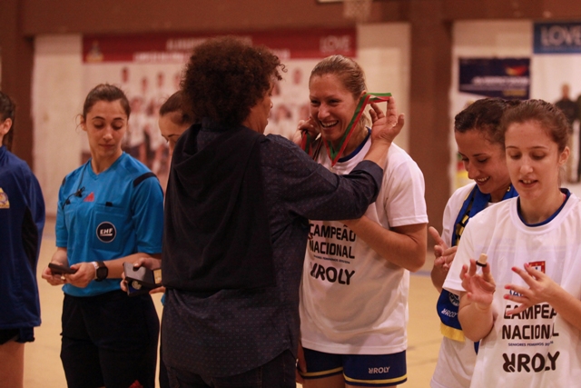 Paula Espírito Santo entrega Medalhas à equipa Campeã Nacional 2015/ 2016 - Madeira Sad - foto: WUP Sports