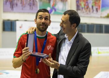 Pedro Solha recebe placa e medalha das 100 internacionalizações entregue por Miguel Fernandes - Portugal : Qatar - 06.06.16 - foto: Pedro Alves / PhotoReport.In